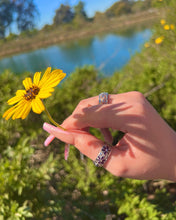 Load image into Gallery viewer, Spanish Mother Flower Ring